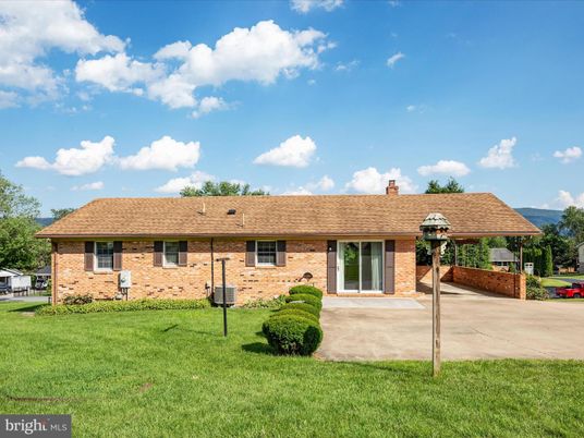 Exterior, Facade, Brick Facade, Ranch