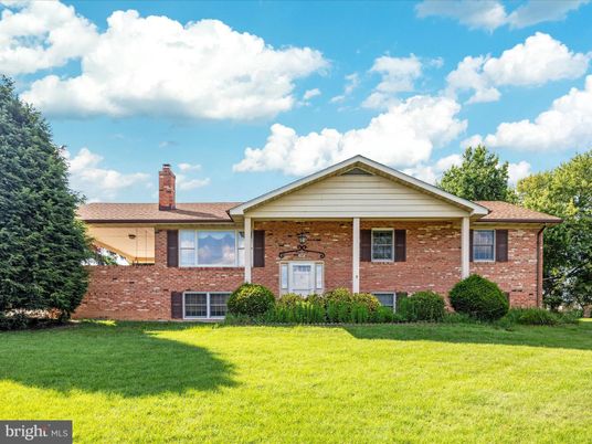 Backyard, Exterior, Facade, Brick Facade, Split Level