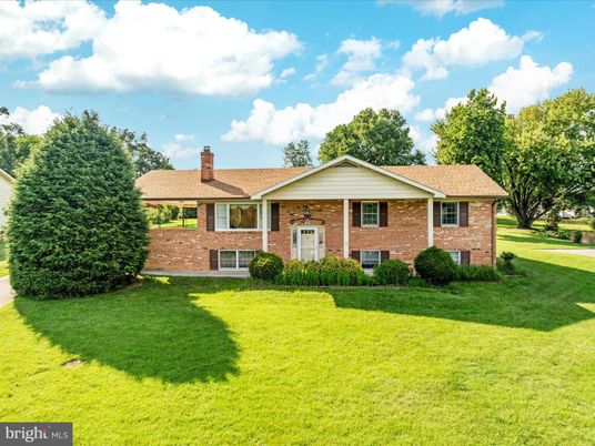 Backyard, Exterior, Facade, Brick Facade, Brick Traditional