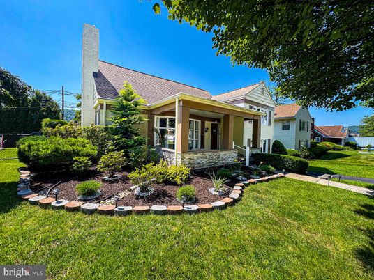 Backyard, Exterior, Facade, Queen Anne Victorian
