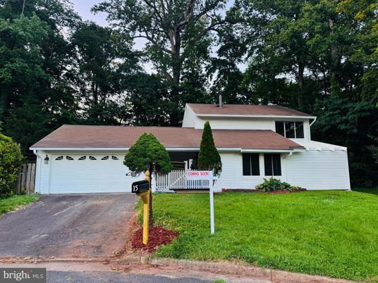 Attached, Exterior, Facade, Ranch