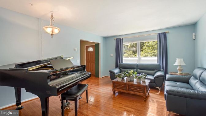 Interior, Living room, Pendant Lights, Piano, Wood Texture Flooring