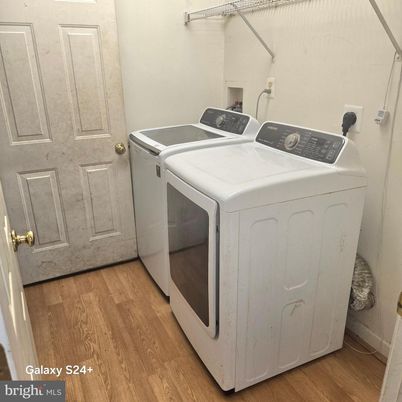 Interior, Washer, Wood Texture Flooring
