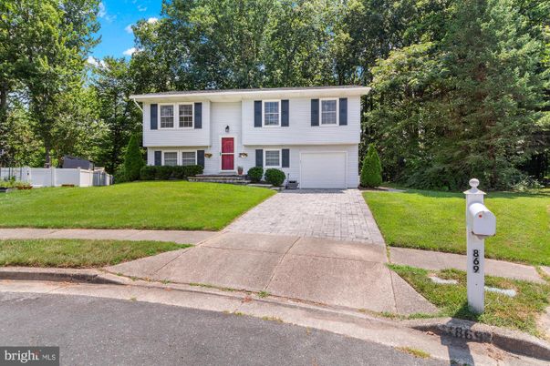 Attached, Exterior, Facade, Raised Ranch