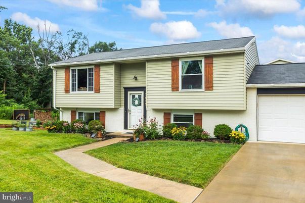 Attached, Exterior, Facade, Raised Ranch