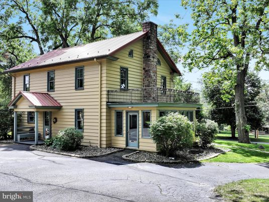 Exterior, Facade, Farmhouse