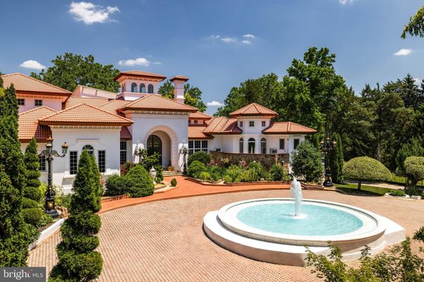 Exterior, Facade, Pool, Mediterranean