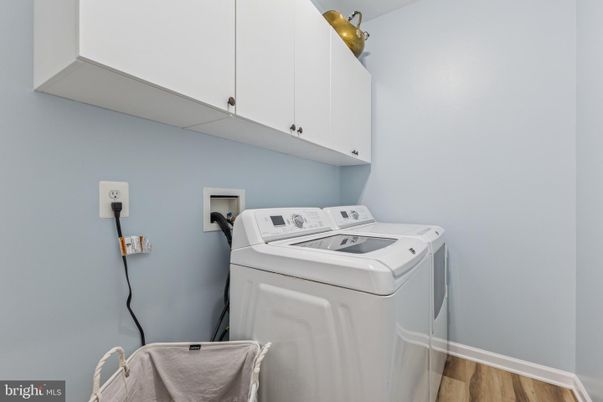 Interior, Washer, Wood Texture Flooring