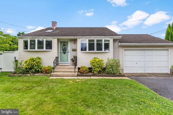 Attached, Exterior, Facade, Cape Cod