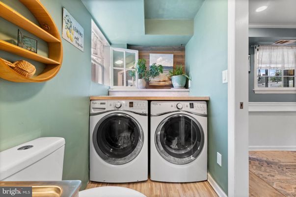 Interior, Recessed Lighting, Washer, Wood Texture Flooring