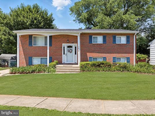 Exterior, Facade, Brick Facade, Raised Ranch