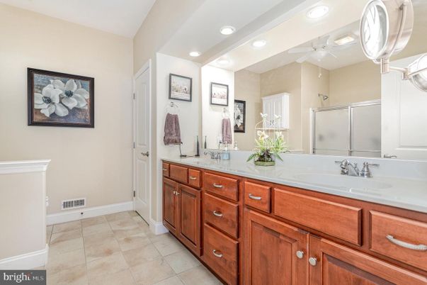 Bathroom, Dual Sink Vanities, Interior, Recessed Lighting
