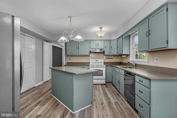 Interior, Kitchen, Pendant Lights, Wood Texture Flooring