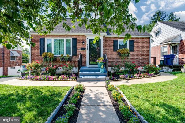 Exterior, Facade, Brick Facade, Cape Cod