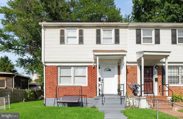 Exterior, Facade, Brick Facade, Raised Ranch