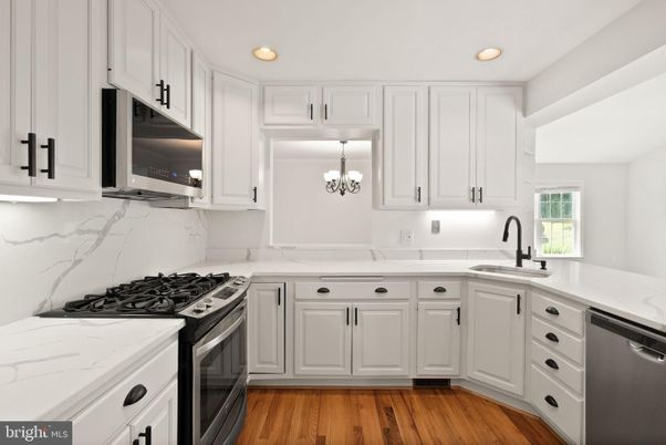 Chandelier, Interior, Kitchen, Marble Walls, Recessed Lighting, Wood Texture Flooring