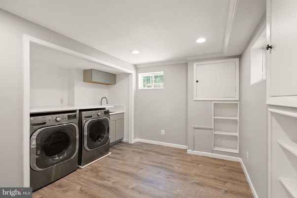 Interior, Recessed Lighting, Washer, Wood Texture Flooring