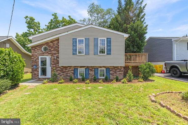 Exterior, Facade, Brick Facade, Raised Ranch