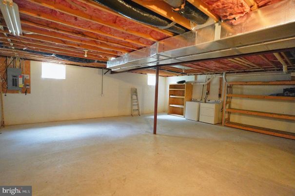Garage, Interior, Washer, Wooden Beams