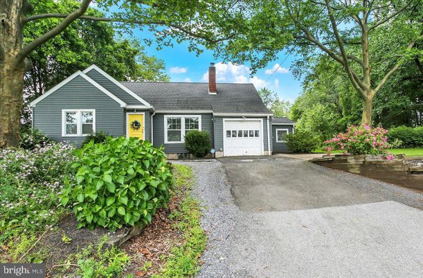 Attached, Exterior, Facade, Cape Cod