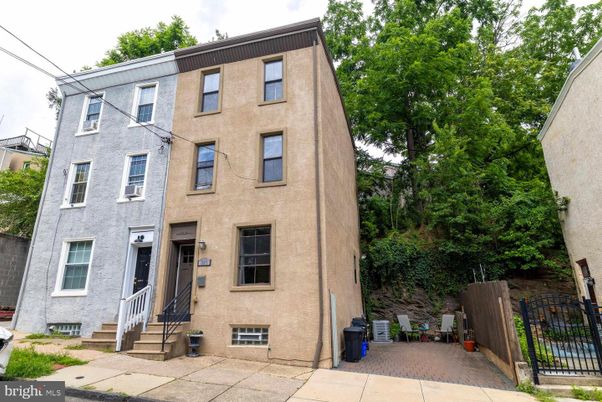 Exterior, Facade, Rowhouse