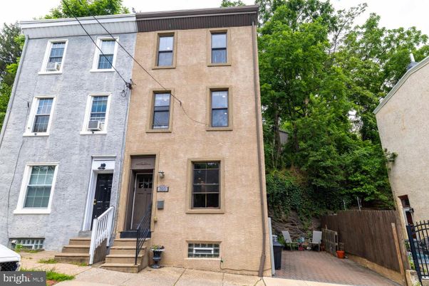 Exterior, Facade, Rowhouse
