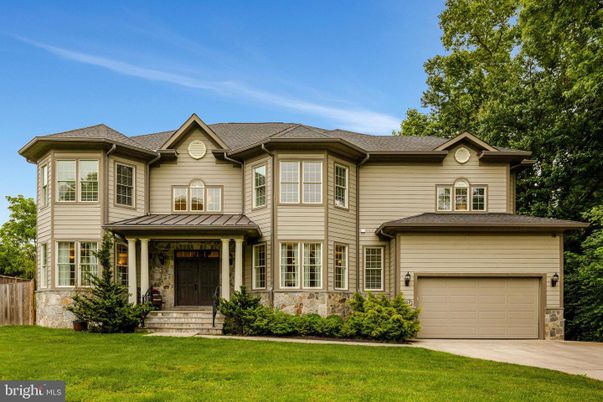 Attached, Exterior, Facade, Queen Anne Victorian