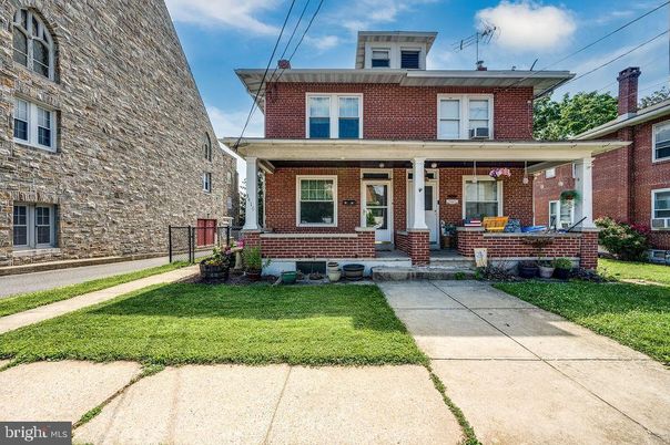 Exterior, Facade, Brick Facade, American Foursquare