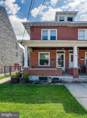 Exterior, Facade, Brick Facade, American Foursquare