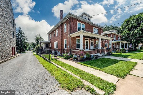 Exterior, Facade, Brick Facade, American Foursquare