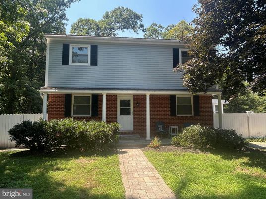 Exterior, Facade, Brick Facade, Split Level