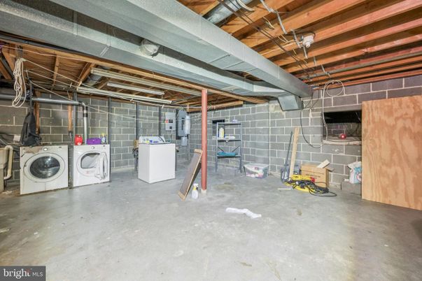 Interior, Washer, Wooden Beams