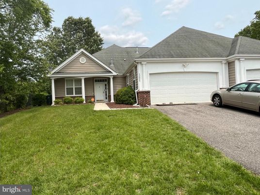 Attached, Exterior, Facade, Ranch