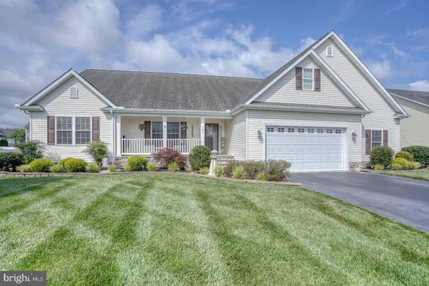 Attached, Exterior, Facade, Ranch
