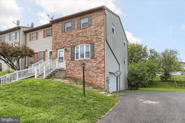 Exterior, Facade, Brick Facade, Rowhouse