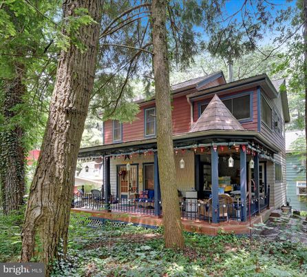 Backyard, Exterior, Facade, Queen Anne Victorian