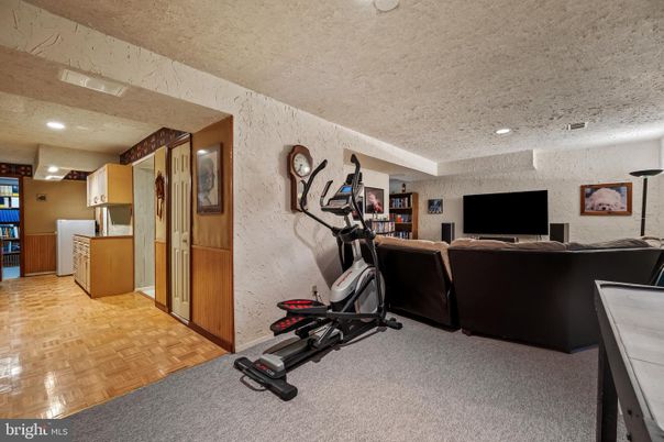 Fitness Equipment, Interior, Living room, Recessed Lighting, Wood Texture Flooring