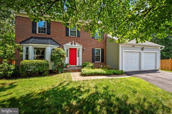 Attached, Detached Garage, Exterior, Facade, Brick Facade, Georgian