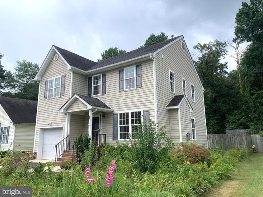 Attached, Exterior, Facade, Farmhouse