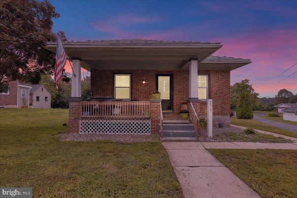 Exterior, Facade, Brick Facade, American Foursquare