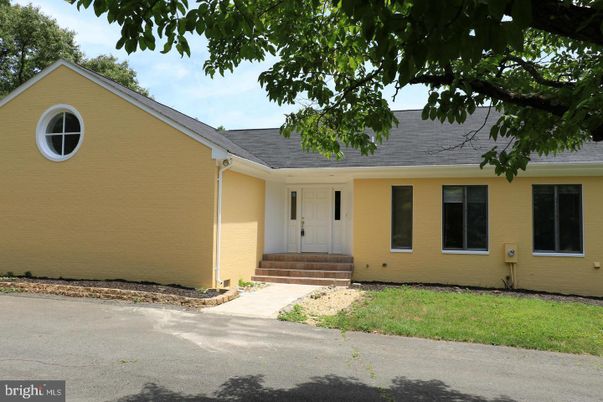 Exterior, Facade, Ranch