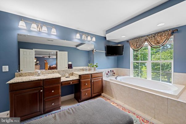 Bathroom, Dual Sink Vanities, Interior, Recessed Lighting