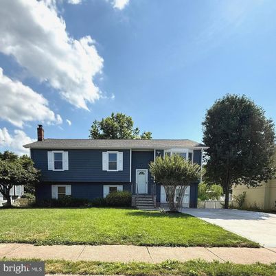 Attached, Exterior, Facade, Raised Ranch