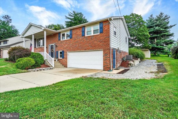Attached, Exterior, Facade, Brick Facade, Raised Ranch