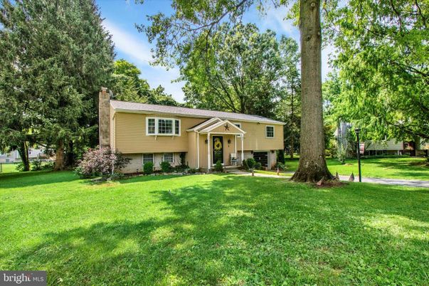 Backyard, Exterior, Facade, Raised Ranch