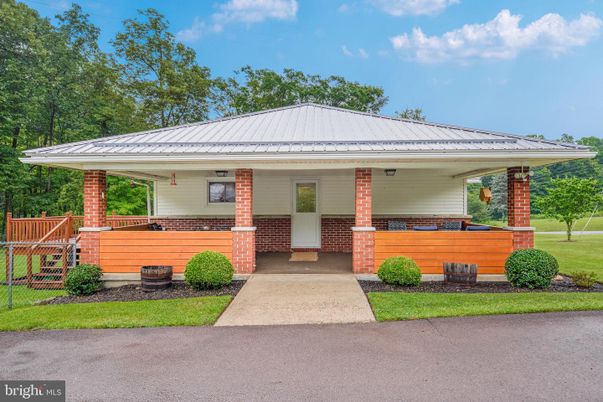 Exterior, Facade, Brick Facade, Ranch