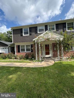 Attached, Exterior, Facade, Brick Facade, Split Level