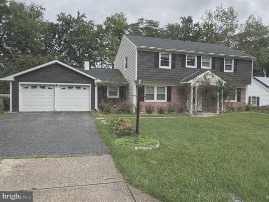Attached, Exterior, Facade, Brick Facade, Georgian