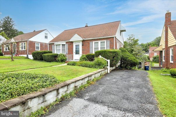 Exterior, Facade, Brick Facade, Cape Cod