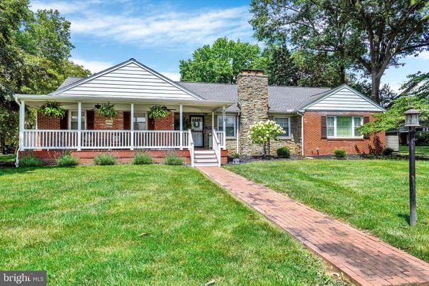 Backyard, Exterior, Facade, Brick Facade, Ranch